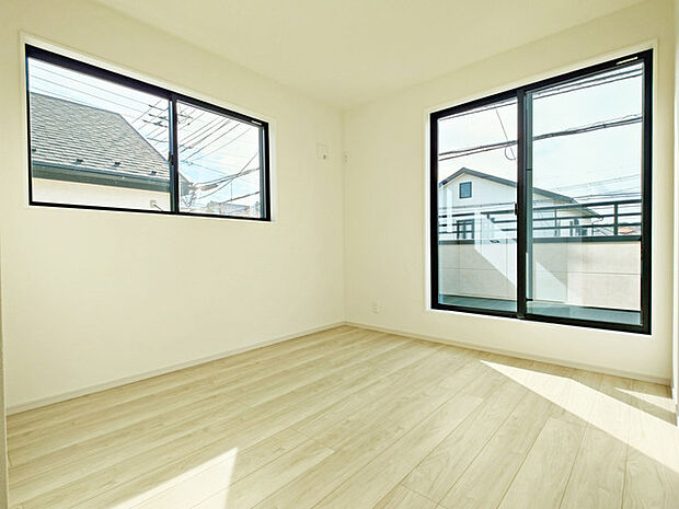 今からここを誰のお部屋にしようか、そんな洋室。大きさは約5.2帖です。