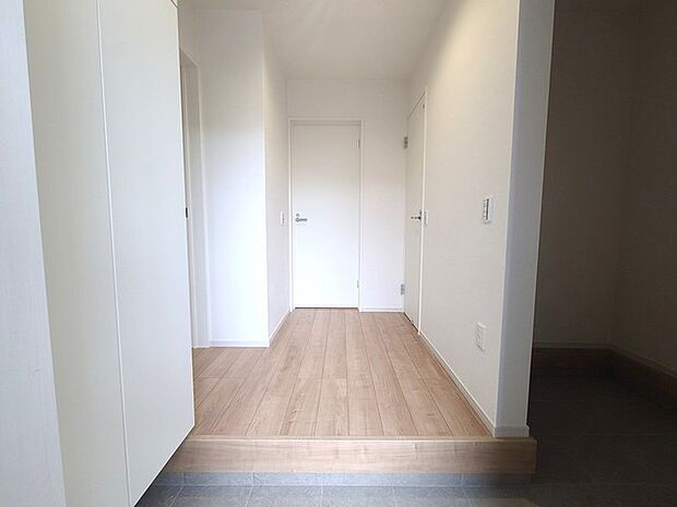 玄関はおうちの顔とも呼ばれる重要な場所!明るくスッキリと見える空間で住まう人を見送り、出迎えてくれます。