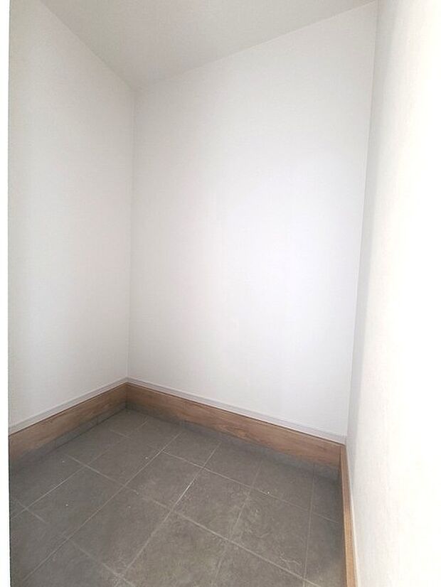 明るく開放的な玄関、靴の脱ぎ履きもしやすく、収納も豊富でご家族皆様の靴をスッキリ収納できます。