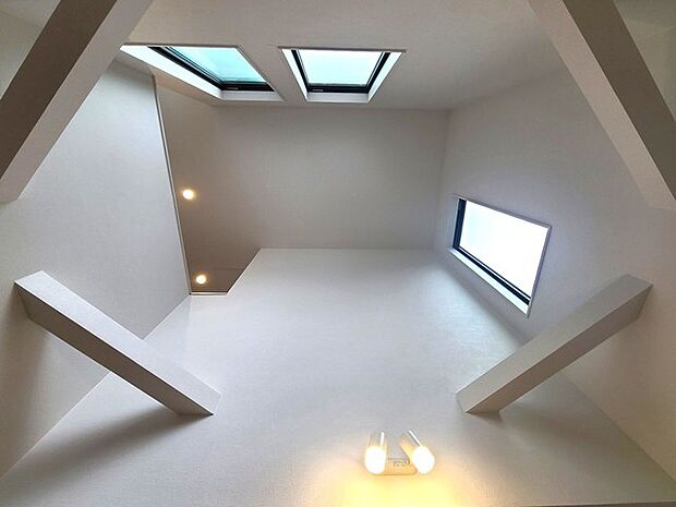 明るく、開放感もあり、冬は暖気が上昇しやすい吹き抜けリビング。