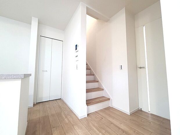 夕食の時間。家族、友人、両親、親戚との会話がより料理を美味しくしてくれる。あっという間に時間が過ぎてしまう居心地の良さは、普段はほっとする空間としてここにあります。