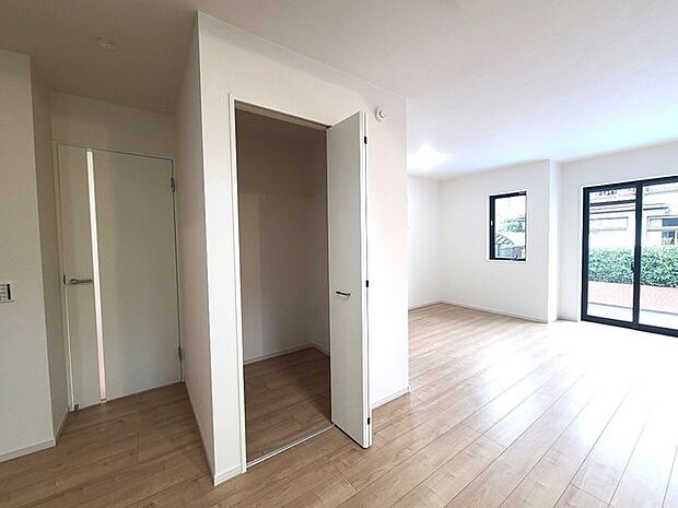 家族団欒のリビング。陽光差し込む食卓には家族の会話とスマイルが溢れます。いつまでもここで食卓を囲みたくなる、そう感じさせてくれるスペース。