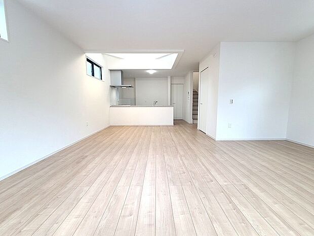 家族団欒のリビング。陽光差し込む食卓には家族の会話とスマイルが溢れます。いつまでもここで食卓を囲みたくなる、そう感じさせてくれるスペース。