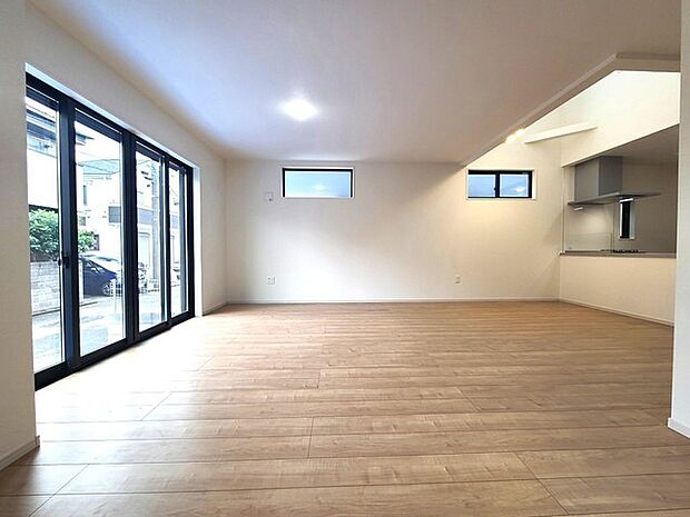 家族団欒のリビング。陽光差し込む食卓には家族の会話とスマイルが溢れます。いつまでもここで食卓を囲みたくなる、そう感じさせてくれるスペース。