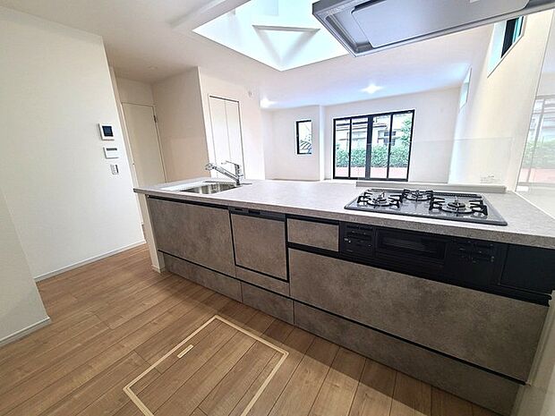 家族が一番集まる場所だから広々としつつも素敵な空間であって欲しい。皆がくつろぐリビングからキッチンまでが一つに繋がる空間。