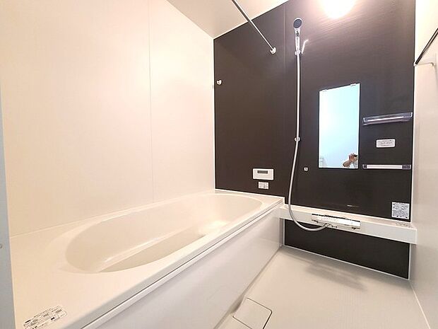 一緒にお風呂に入っている子供達の声がリビングまで聞こえてきそうな広々とした1坪バス