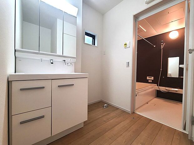 ゆとりの洗面スペースで朝の身支度もスムーズに行えます。