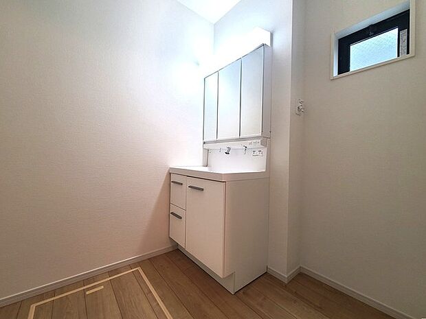 使い勝手の良い洗面台、窓があることで換気もしやすく清潔感のある空間を保てます。