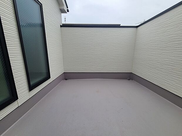 広めのバルコニーは風通しも良くお洗濯物もしっかりと干すことができます!