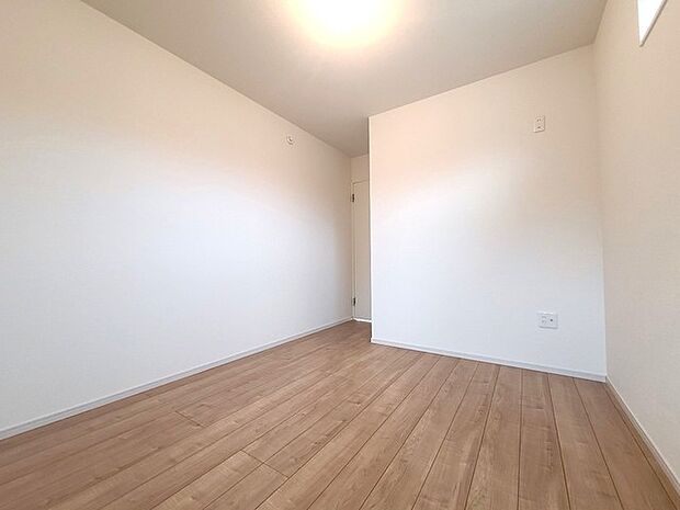 どんな家具にでも相性が良い清潔感ある白色調のクロスを採用。主張しすぎない配色、耐久性にも優れた床材は日々のメンテナンスも楽に、快適に過ごして頂けるよう考えられています。