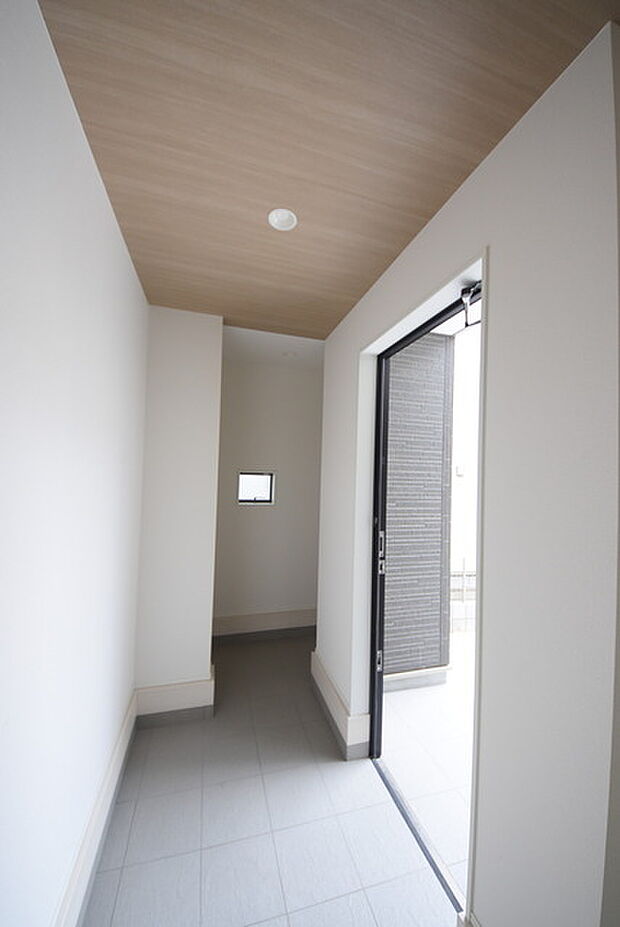 土間収納付きでベビーカーやゴルフバック、お子様のおもちゃもスッキリ収納できます。 