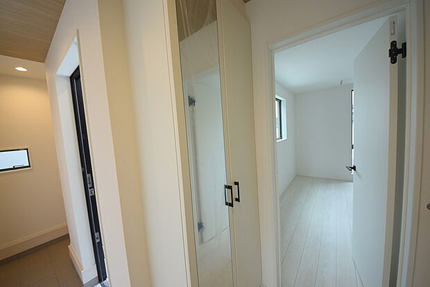 お宅の顔となる明るく開放的な玄関。ご家族皆様様の靴を収納できるスペースと全身鏡があり、お出掛け前に身だしなみチェックもできます。 