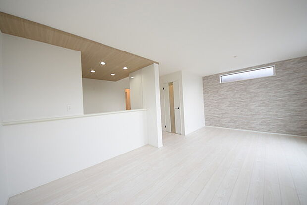 いつも家族の集まるリビングは広々とした17.5帖。通風・採光にも優れ、心安らぐ風と光がたえない空間。汎用性に富んだ居住スペースと揚感さえも与えてくれる住空間です。 