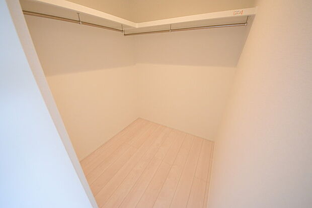 1階洋室6.75帖　収納で悩む時間をなくしたい。家族の衣服が多くても頼もしいWIC（ウォークインクローゼット） 