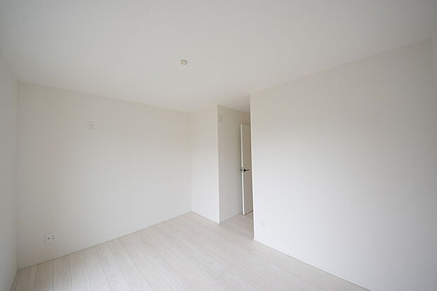 今からここを誰のお部屋にしようか、そんな洋室。大きさは6.75帖です。