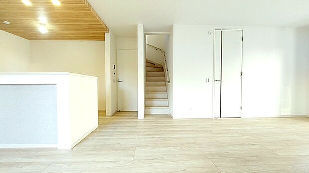 家族が一番集まる場所だから広々としつつも素敵な空間であって欲しい。皆がくつろぐリビングからキッチンまでが一つに繋がる空間。