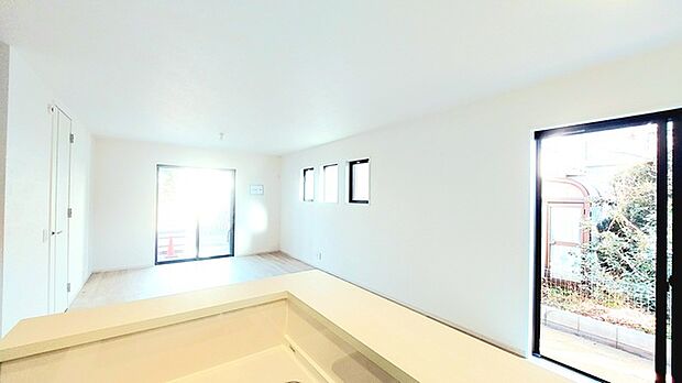 家族や友人、両親、親戚とこれから沢山の時間を紡ぐのだろう。そこを彩るのは窓から見える青い空、心地よい緑。そんなイメージが膨らむリビングスペース。 