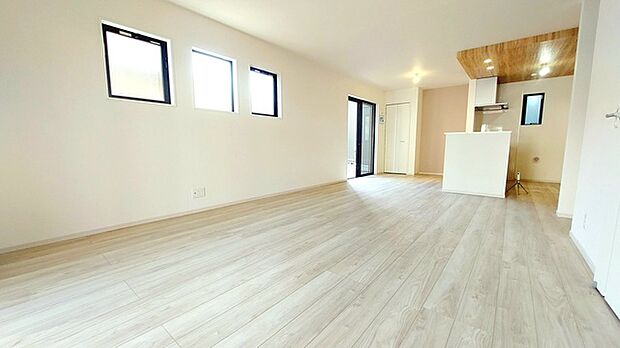 家族団欒のリビング。陽光差し込む食卓には家族の会話とスマイルが溢れます。いつまでもここで食卓を囲みたくなる、そう感じさせてくれるスペース。 