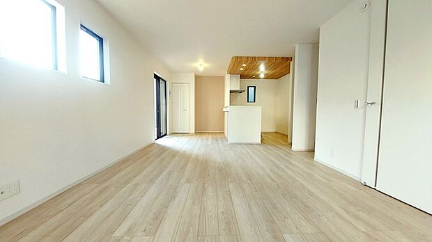 家族の集うリビングには色々な方向から光が差し込む設計に。家族のコミュニケーションが弾むスポットだから明るい雰囲気であってほしい。