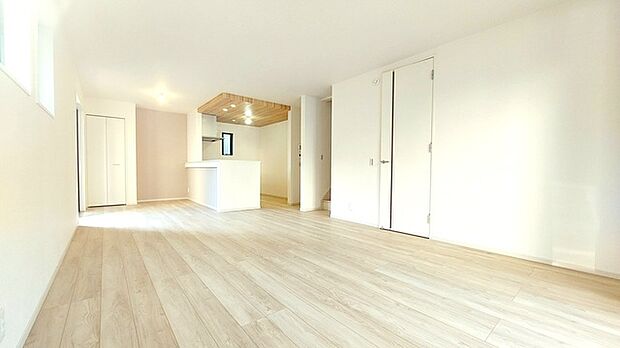 夕食の時間。家族、友人、両親、親戚との会話がより料理を美味しくしてくれる。あっという間に時間が過ぎてしまう居心地の良さは、普段はほっとする空間としてここにあります。 