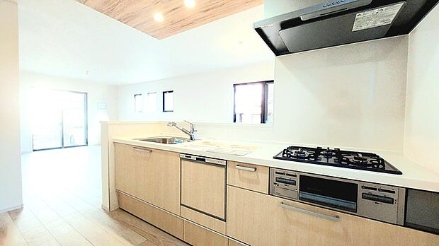 時短に活躍する食器洗浄機や一杯の水も楽しめる浄水器があるシステムキッチン。 