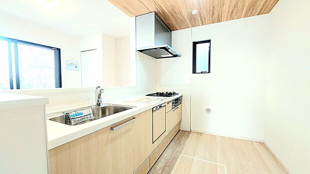 明るい光が降り注ぐ窓があるキッチンはお料理を作る時の気持ちもいつもより明るくなります。近くに窓があるので換気もしやすいですね。 