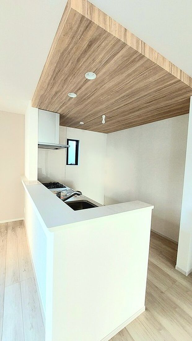 リビングにいる家族の顔が見渡せるカウンターキッチン。お料理もより一層おいしく、楽しく。食器棚を背面に設置しても十分な広さを確保しています。