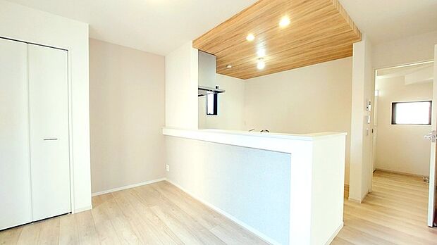 リビングにいる家族の顔が見渡せるカウンターキッチン。お料理もより一層おいしく、楽しく。食器棚を背面に設置しても十分な広さを確保しています。 