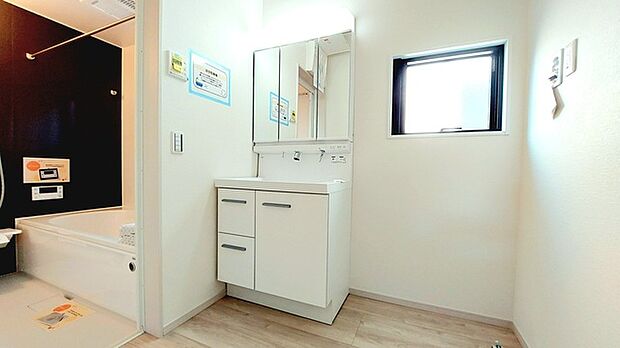 使い勝手の良い洗面台、窓があることで換気もしやすく清潔感のある空間を保てます。 