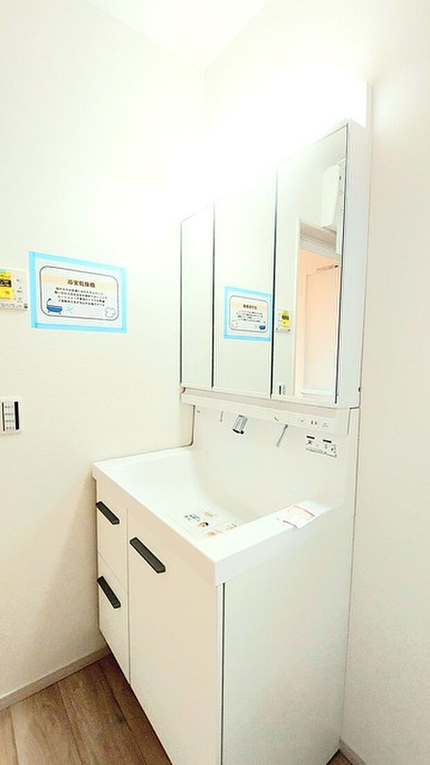 お出かけ前の身だしなみに一歩差がつく三面鏡。ミラー裏にはたっぷり収納もございます。