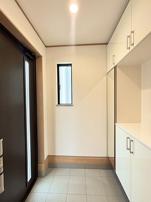 玄関はおうちの顔とも呼ばれる重要な場所!明るくスッキリと見える空間で住まう人を見送り、出迎えてくれます。