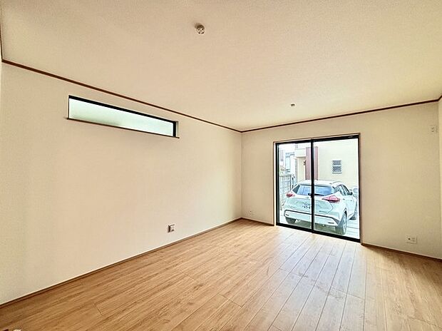 家族団欒のリビング。陽光差し込む食卓には家族の会話とスマイルが溢れます。いつまでもここで食卓を囲みたくなる、そう感じさせてくれるスペース。