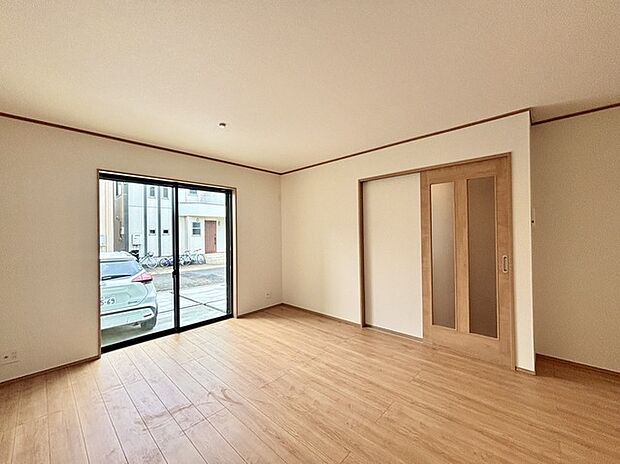 家族団欒のリビング。陽光差し込む食卓には家族の会話とスマイルが溢れます。いつまでもここで食卓を囲みたくなる、そう感じさせてくれるスペース。