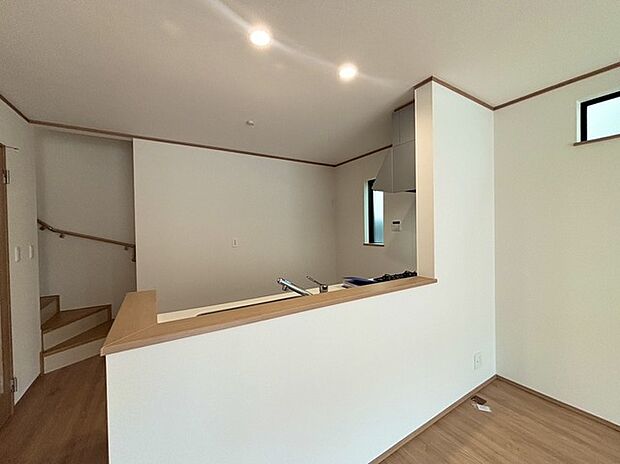 家族が一番集まる場所だから広々としつつも素敵な空間であって欲しい。皆がくつろぐリビングからキッチンまでが一つに繋がる空間。