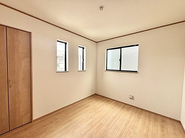 どんな家具にでも相性が良い清潔感ある白色調のクロスを採用。主張しすぎない配色、耐久性にも優れた床材は日々のメンテナンスも楽に、快適に過ごして頂けるよう考えられています。