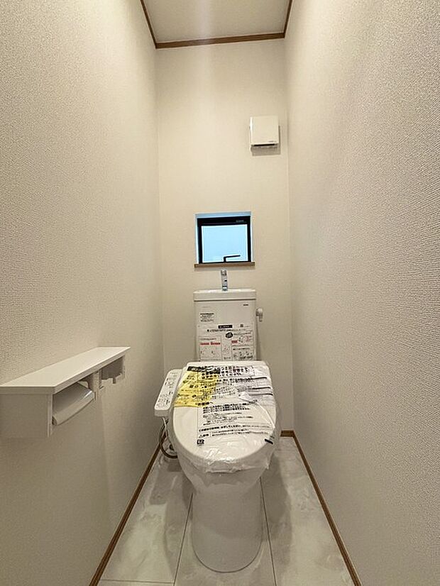 ウォシュレット機能付きのトイレ。換気のしやすい窓付きで、収納もあり実用性も兼ね備えた造り。