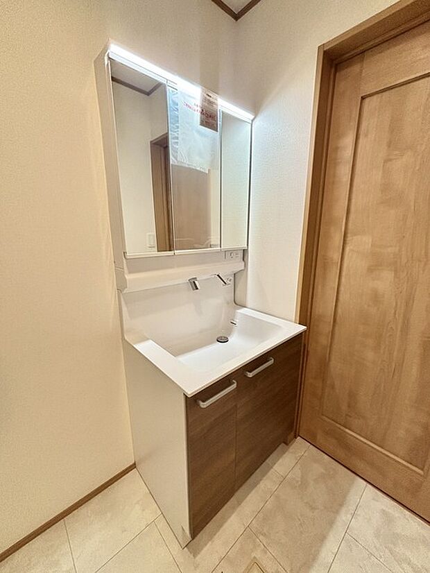 お出かけ前の身だしなみに一歩差がつく三面鏡。ミラー裏にはたっぷり収納もございます。