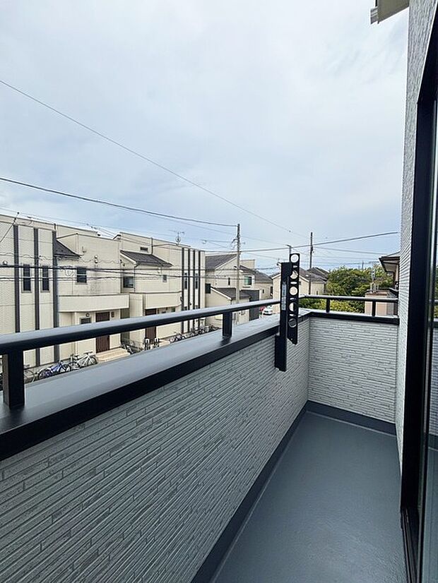 陽ざしが差込む明るいバルコニー。奥行きのあるバルコニーはお洗濯時に助かります。