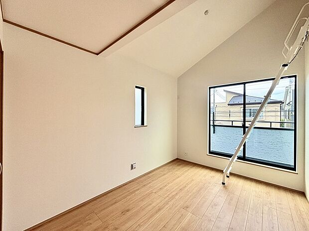 部屋の上部にはゆったりとしたロフトがありお子様のお楽しみスペースとしても収納スペースとして活用いただけけます。