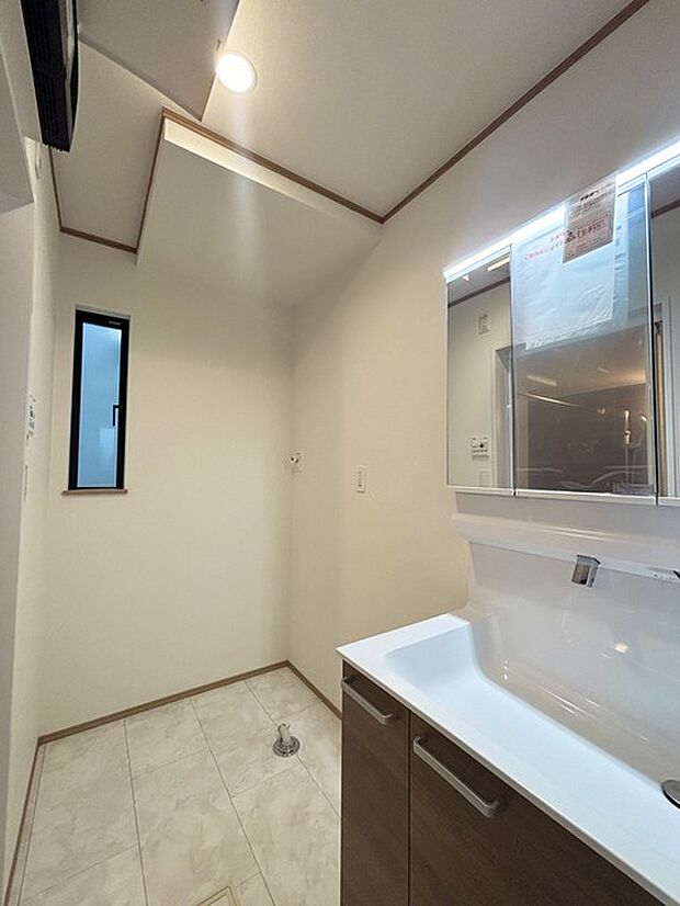 ゆとりの洗面スペースで朝の身支度もスムーズに行えます。