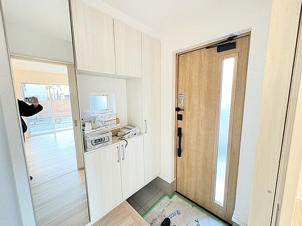 明るく開放的な玄関、靴の脱ぎ履きもしやすく、収納も豊富でご家族皆様の靴をスッキリ収納できます。 