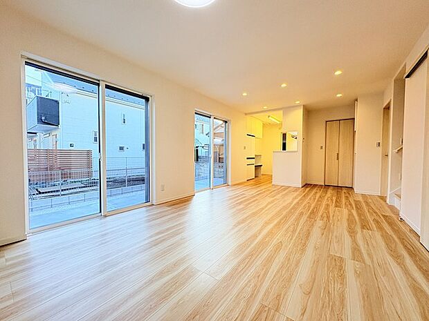 家族や友人、両親、親戚とこれから沢山の時間を紡ぐのだろう。そこを彩るのは窓から見える青い空、心地よい緑。そんなイメージが膨らむリビングスペース。 