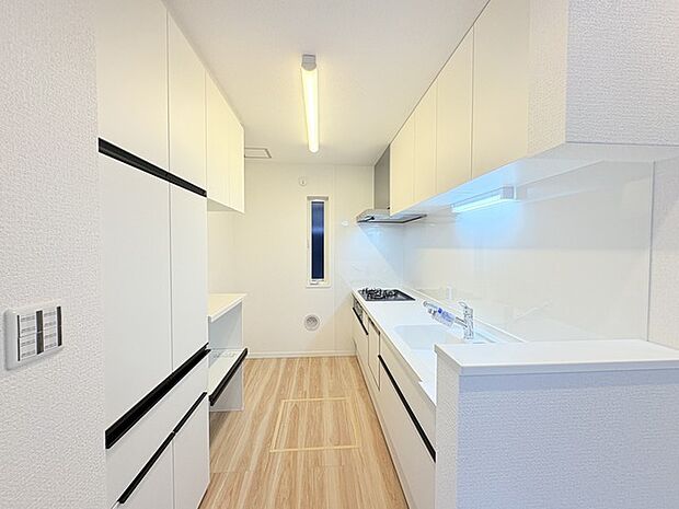 人工大理石を使用したシステムキッチン。永く傷つきにくく、お手入れもしやすい高機能性です。 