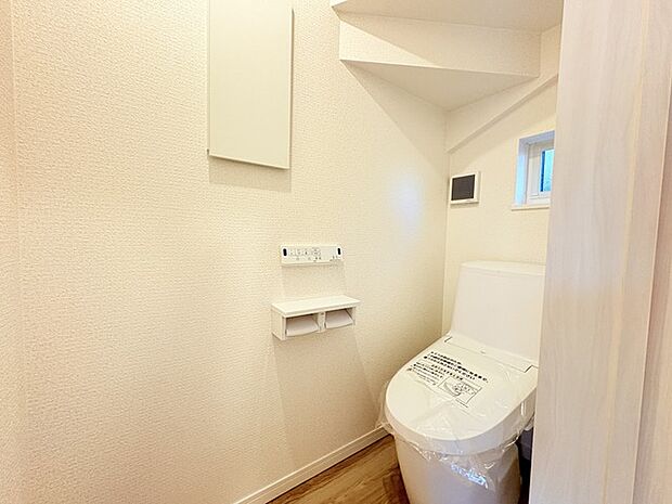 ウォシュレット機能付きのトイレ。換気のしやすい窓付きで、収納もあり実用性も兼ね備えた造り。 