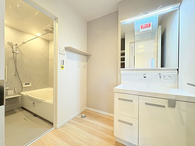 お出かけ前の身だしなみに一歩差がつく三面鏡。ミラー裏にはたっぷり収納もございます。 