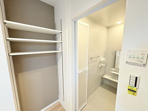 高さの位置を調整できる可動棚収納