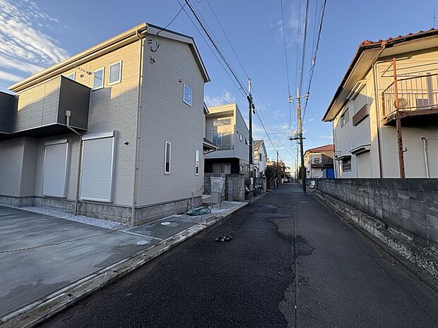 戸建てが立ち並ぶ静かな住宅街。四季折々の移り変わりを感じながら自然と楽しみ、暮らす、そんな毎日を日々の中で感じられる住環境 