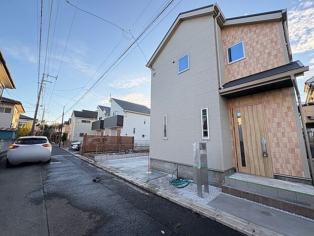 戸建てが立ち並ぶ静かな住宅街。四季折々の移り変わりを感じながら自然と楽しみ、暮らす、そんな毎日を日々の中で感じられる住環境 