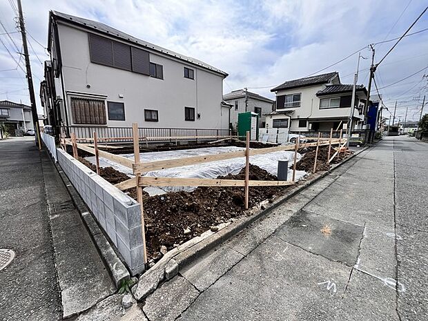 前面道路は広く、駐車がしやすいです。駐車スペース2台分ございます。 