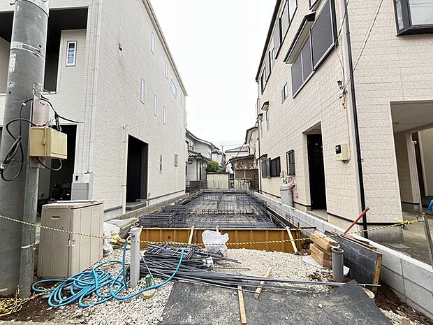 戸建てが立ち並ぶ静かな住宅街。四季折々の移り変わりを感じながら自然と楽しみ、暮らす、そんな毎日を日々の中で感じられる住環境 